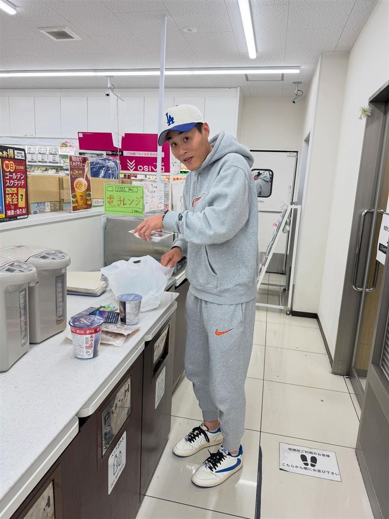 江坤宇發文分享，在日本超商內拍下的照片。（圖／翻攝自江坤宇臉書）