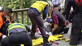 陳姓夫妻、吳姓姊弟5人，搭杉林溪賞櫻遊園車，墜谷，1死7傷　(圖／翻攝畫面)