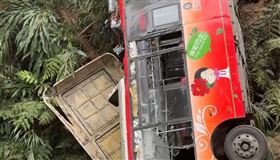 杉林溪，賞櫻，遊園巴士墜谷，1死7傷，運將手骨折，送醫，擦山壁減速，暴衝(圖／翻攝畫面)