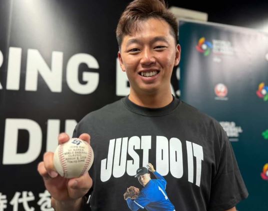 鄭宗哲在賽場外，拍照記錄參戰WBC。（圖／翻攝自鄭宗哲IG）