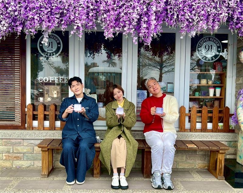 王瞳(中)與《娛樂超skr》主持人小鹿偉皓(左)、阿甘(中)一起探索瑞里紫藤花秘境。(圖/民視提供)