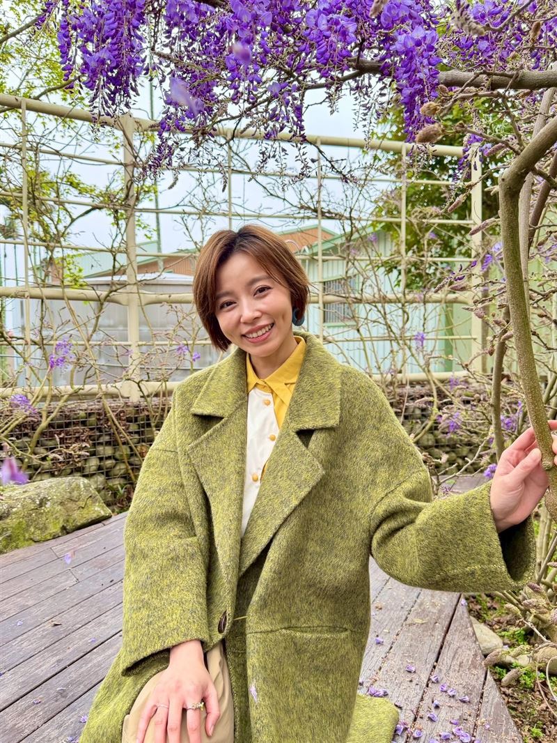 王瞳趁工作空檔前往嘉義瑞里春遊,欣賞紫藤花季美景。(圖/民視提供)