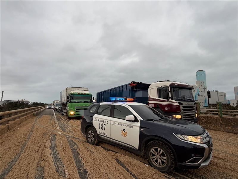 第一台曳引車閃過事故,但車上載運的污泥撒在車道上,是否成為二次車禍原因之一,警方還要再釐清。(圖/翻攝畫面)