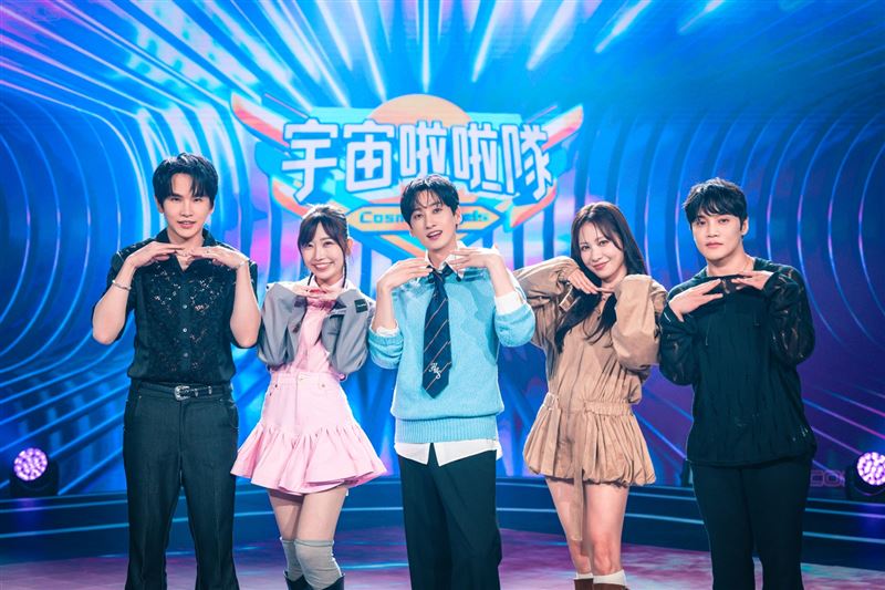 MC兼評審牛奶（左起）、輔導員麻由、MC銀赫、評審金智湖老師、評審崔榮晙老師。（圖／緯來提供）