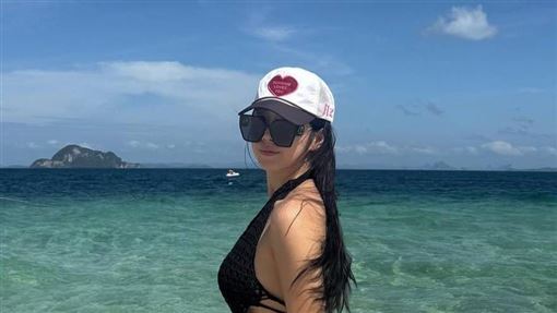 「最強外掛」海邊大解放　渾圓屁股蛋掉出