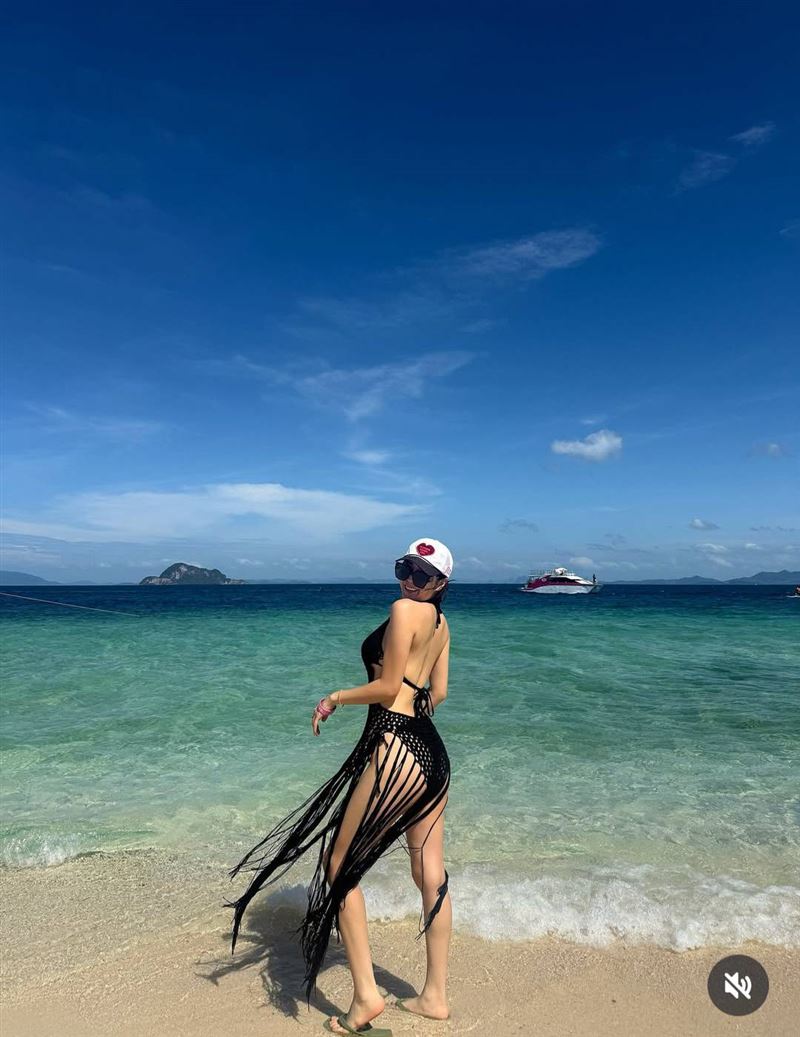 安芝儇海邊解放身材。(圖/翻攝自IG)