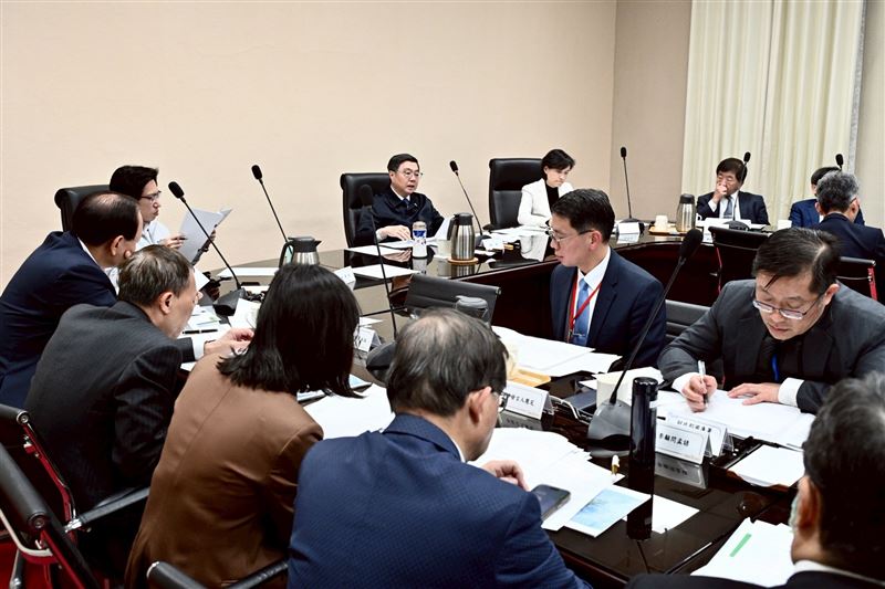 行政院卓榮泰院長今（9）日再次邀集外交部、交通部、經濟部、財政部及金管會，密切掌握國際情勢及部會因應作為。（圖／行政院提供）