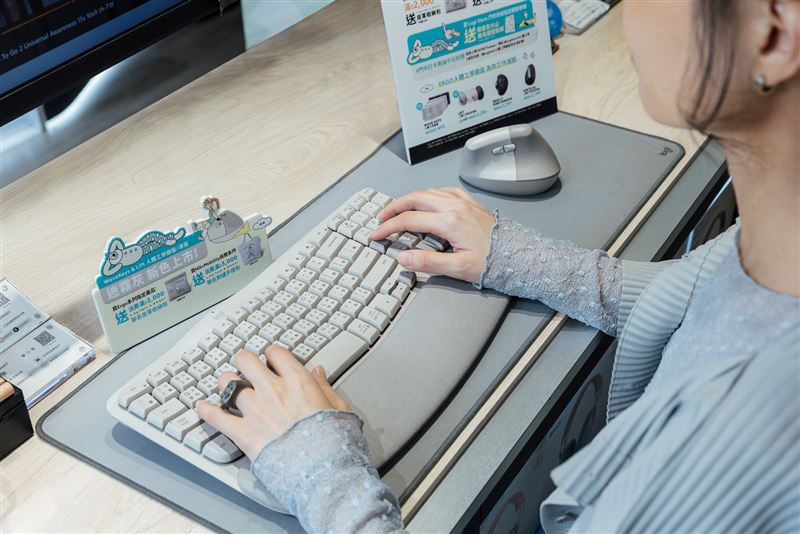 羅技Ergo系列新色「迷霧色」質感上市。(圖/品牌業者提供)