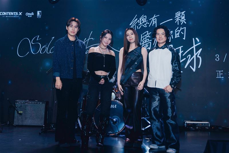 頌樂(左2)分享與「告五人」雲安(左起)、犬青、哲謙合作趣事。(圖/種子音樂提供)