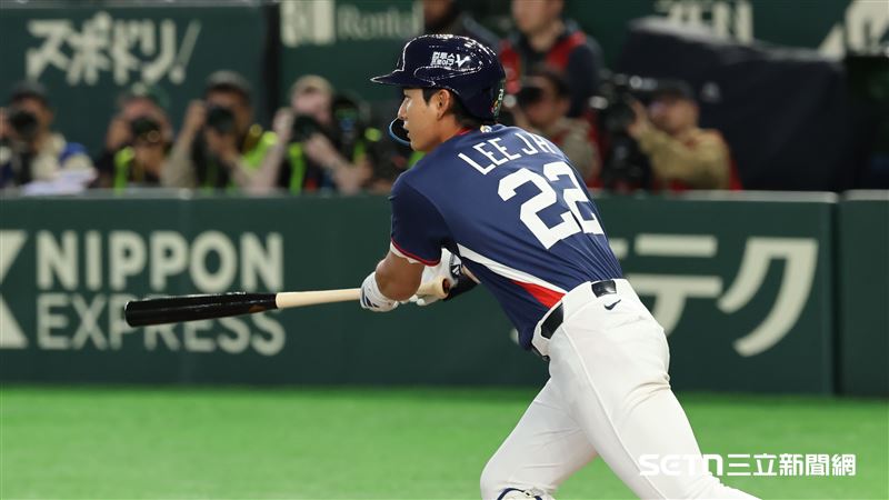 WBC韓澳戰，韓國隊中外野手李政厚敲出二壘安打送回瓊斯（Jahmai Jones）。（圖／特派記者劉彥池攝影）