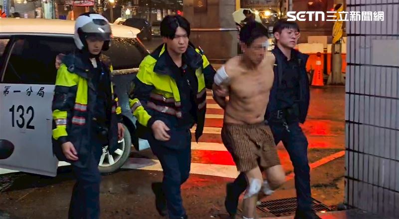 沒熄火鑰匙在車上！基隆男偷走「繞一圈回原地」狂衝撞5車，警夾擊破窗。（圖／翻攝畫面）