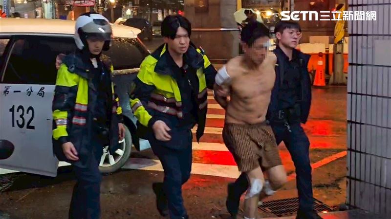 基隆男偷車狂衝撞5車 警夾擊破窗下場慘