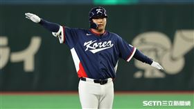 WBC韓澳戰，韓國隊指定打擊文保景敲出二壘安打送回李政厚。（圖／特派記者劉彥池攝影）