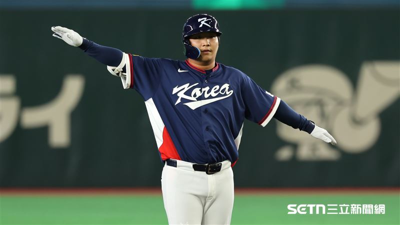 WBC韓澳戰，韓國隊指定打擊文保景敲出二壘安打送回李政厚。（圖／特派記者劉彥池攝影）