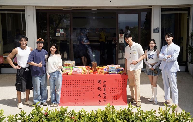 懸疑推理影集《沙瑪基的惡靈》於小琉球開鏡 左起：初孟軒、睦媄、林孫煜豪、羅宏正、凌悅熹、宋偉恩。（圖／答人文創提供）