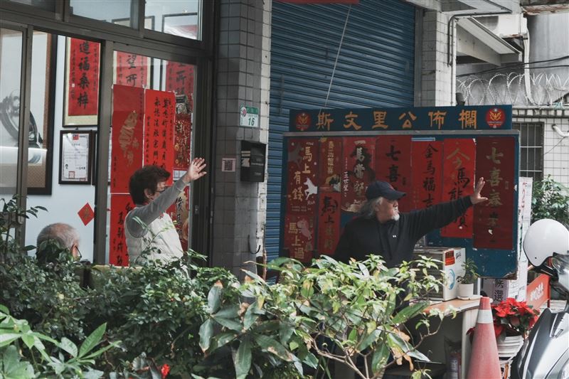 民進黨台北市中山、大同區市議員參選人林子揚今掃街拜票，獲民眾熱情回應。（圖／林子揚提供）