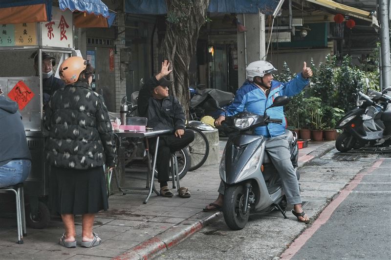 市議員參選人林子揚今車隊掃街，不少民眾紛紛比讚相挺。（圖／林子揚提供）