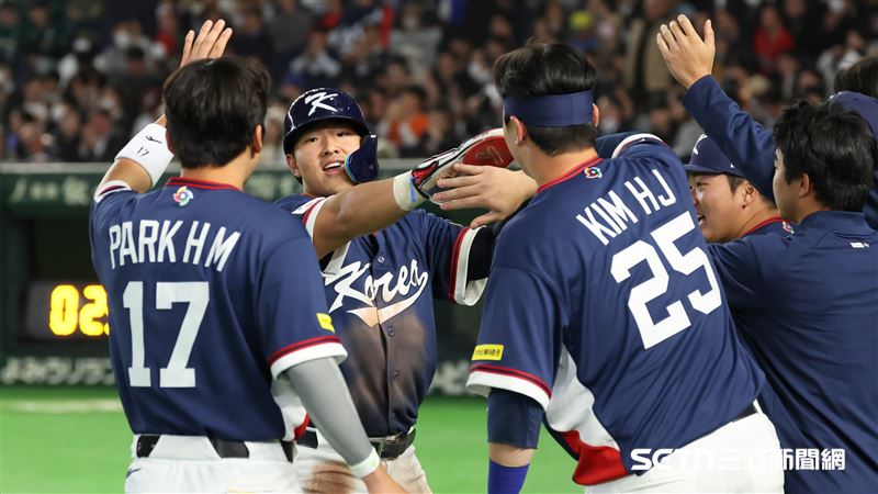 WBC韓澳戰，韓國隊指定打擊文保景敲出單場第3安，送回獲得保送的安賢民。（圖／特派記者劉彥池攝影）