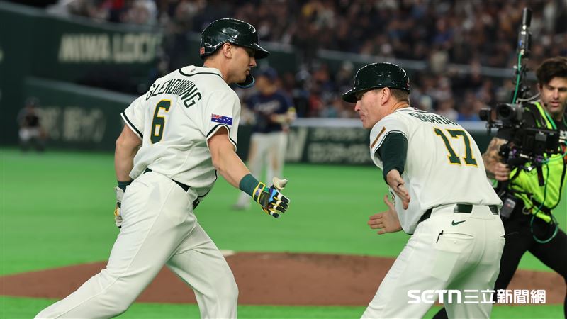 WBC韓澳戰，澳洲隊左外野手格倫丁寧（Robbie Glendinning）炸裂陽春砲。（圖／特派記者劉彥池攝影）