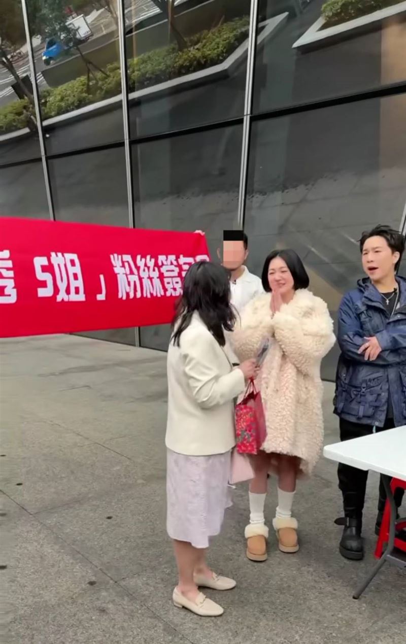 小S驚喜舉辦簽名會。(圖/網友chameleon.9124412授權提供,未經同意請勿轉載)