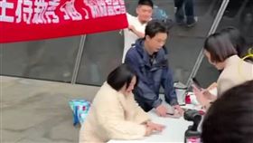 小S驚喜舉辦簽名會。（圖／網友chameleon.9124412授權提供，未經同意請勿轉載） 