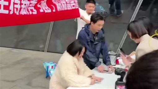 小S突襲信義區辦簽名會　驚人狀態全被拍