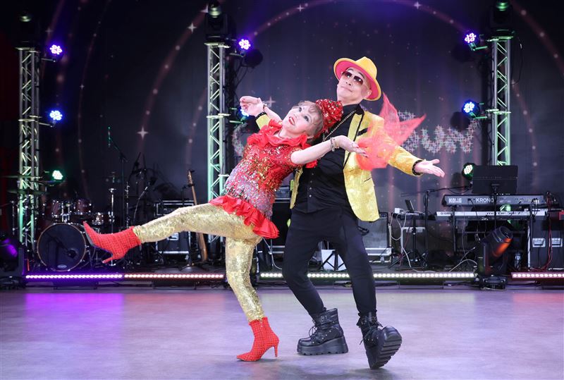 王彩樺台上脫了！化身「埃及豔后」辣成這樣　短裙美腿全看光