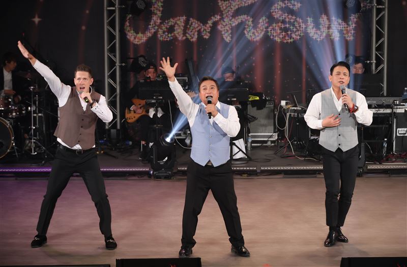 王彩樺台上脫了！化身「埃及豔后」辣成這樣　短裙美腿全看光