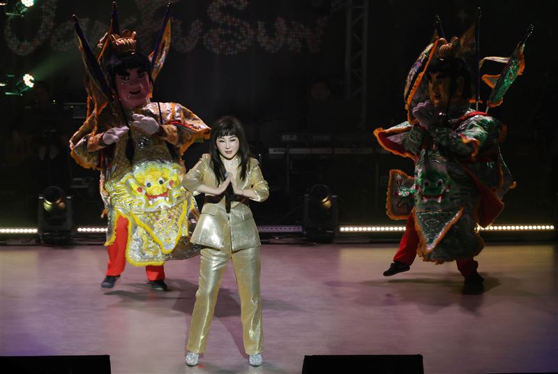 王彩樺台上脫了！化身「埃及豔后」辣成這樣　短裙美腿全看光