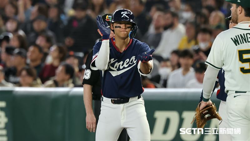 WBC韓澳戰，韓國隊三壘手金倒永敲出安打送回捕手朴東原。（圖／特派記者劉彥池攝影）