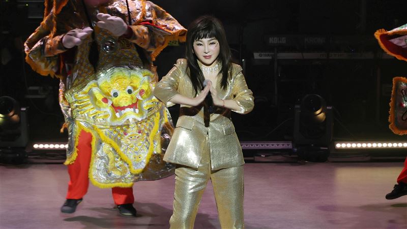 王彩樺化身埃及豔后脫了 短裙美腿全看光