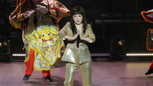 王彩樺化身埃及豔后脫了　短裙美腿全看光