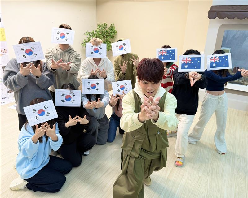 蔡阿嘎返台作法，站在畫面中擺出手勢。（圖／翻攝自蔡阿嘎IG）