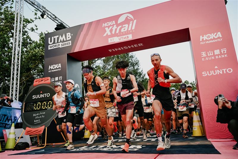 全球35國、3,000名跑者齊聚墾丁挑戰UTMB越野賽。賽事結合珊瑚礁地形與絕美海景，並納入海廢藝術與在地米香文化，讓台灣自然地景躍上國際，展現強大運動凝聚力。（圖／Xtrail提供）