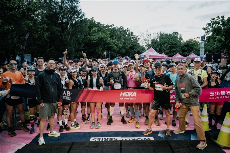 全球35國、3,000名跑者齊聚墾丁挑戰UTMB越野賽。賽事結合珊瑚礁地形與絕美海景，並納入海廢藝術與在地米香文化，讓台灣自然地景躍上國際，展現強大運動凝聚力。（圖／Xtrail提供）