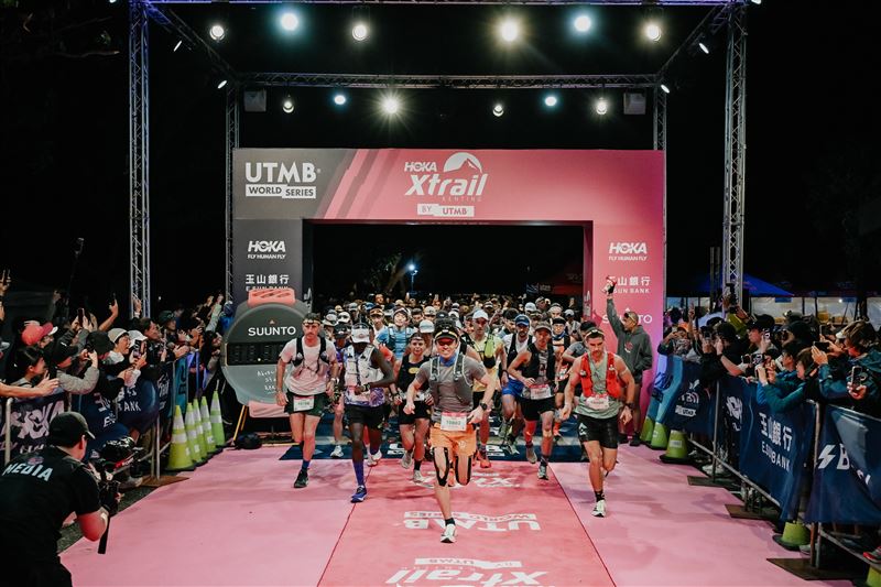 全球35國、3,000名跑者齊聚墾丁挑戰UTMB越野賽。賽事結合珊瑚礁地形與絕美海景，並納入海廢藝術與在地米香文化，讓台灣自然地景躍上國際，展現強大運動凝聚力。（圖／Xtrail提供）