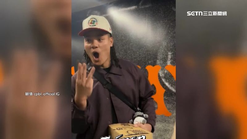 台灣隊球員比起韓國最新流行的手勢。（圖／翻攝自IG @cpbl_offcial）