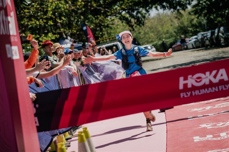 全球35國、3,000名跑者齊聚墾丁挑戰UTMB越野賽。賽事結合珊瑚礁地形與絕美海景，並納入海廢藝術與在地米香文化，讓台灣自然地景躍上國際，展現強大運動凝聚力。（圖／Xtrail提供）