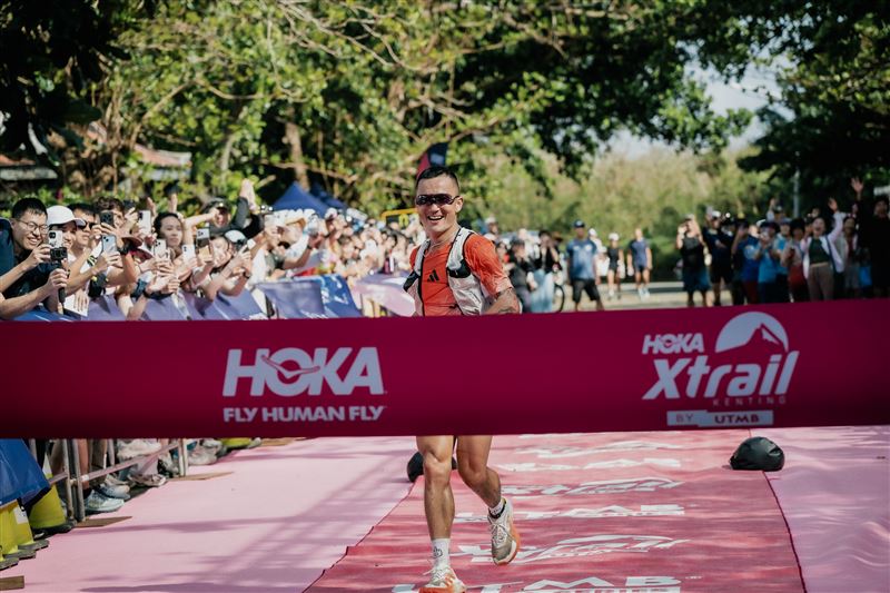 全球35國、3,000名跑者齊聚墾丁挑戰UTMB越野賽。賽事結合珊瑚礁地形與絕美海景，並納入海廢藝術與在地米香文化，讓台灣自然地景躍上國際，展現強大運動凝聚力。（圖／Xtrail提供）
