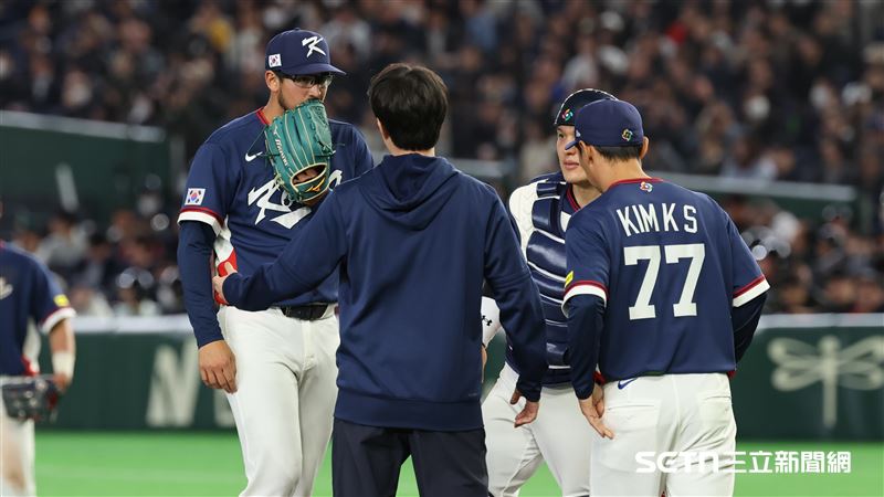 WBC韓澳戰，韓國隊第5任投手鄧寧面臨無人出局一、二壘有人危機，投手教練喊暫停。（圖／特派記者劉彥池攝影）