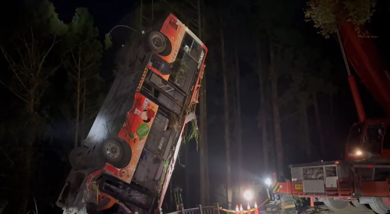 杉林溪遊園巴士發生墜谷意外，釀成1死7傷。(圖／翻攝畫面)