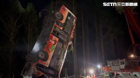 杉林溪，賞櫻，遊園巴士墜谷，1死7傷，運將手骨折，送醫，擦山壁減速，暴衝(圖／翻攝畫面)