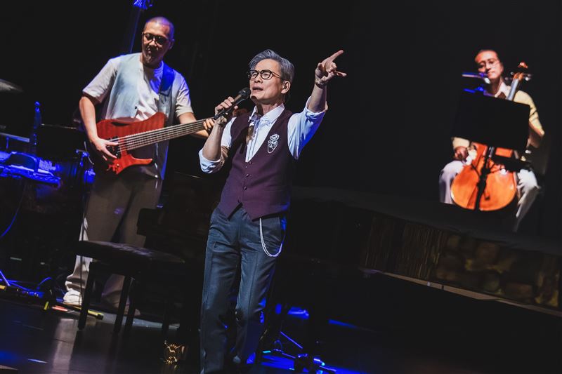 羅大佑與春龍交響樂團合作舉辦音樂會。(圖/大右音樂提供)