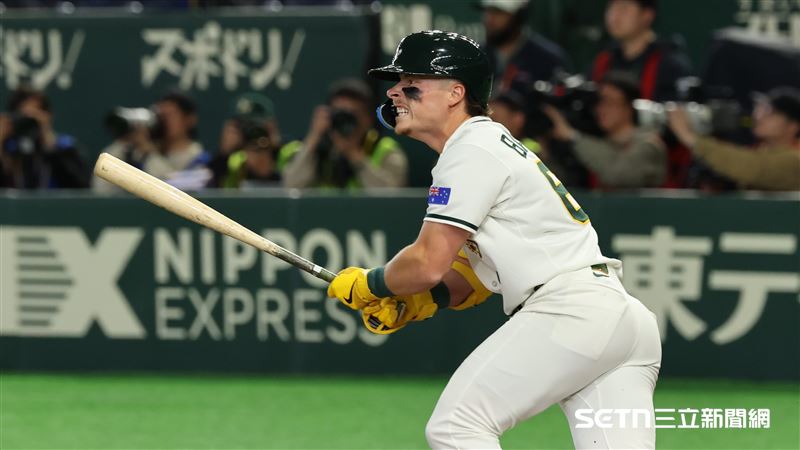 WBC韓澳戰，澳洲隊二壘手巴札納（Travis Bazzana）敲出安打，比數變成2：6。（圖／特派記者劉彥池攝影）