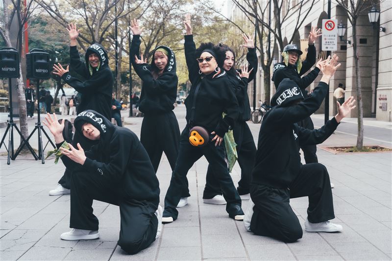 74歲大咖天后現身街頭！帥兒「包緊緊藏身人群」眼尖民眾一眼認出