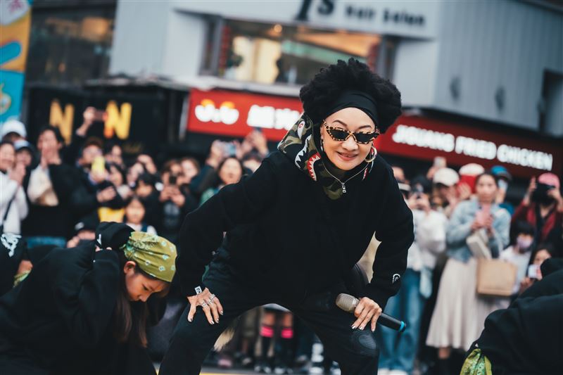 比莉快閃台北街頭,掀起民眾暴動。(圖/環球音樂提供)