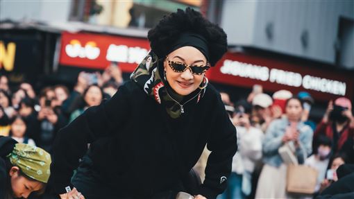 74歲大咖天后現身街頭　帥兒包緊藏身人群