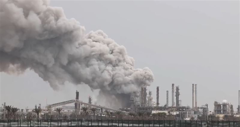巴林煉油廠9日遇襲而發生大火，滾滾濃煙直竄天際。（圖／翻攝自X平台 @Alvi74000）