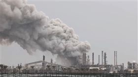 巴林煉油廠廠9日遇襲而發生大火，滾滾濃煙直竄天際。（圖／翻攝自X平台 @Alvi74000）