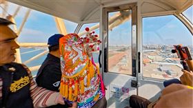 ▲大庄媽搭上摩天輪。（圖／翻攝自台中港區五十三庄浩天宮（大庄媽）粉絲專頁）